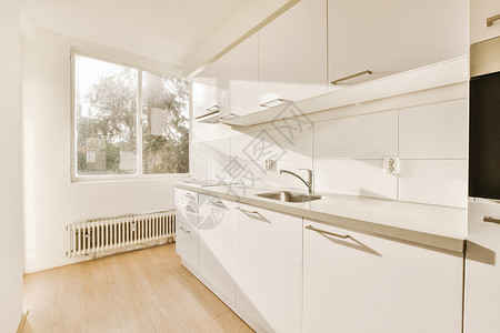 一个有水槽和窗户的白色厨房沙发墙壁内阁奢华家具住宅地面风格建筑学橱柜背景图片