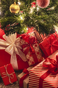 寒假英语提分班圣诞礼物和节日礼物 装饰圣诞树下的经典圣诞礼盒 节日快乐和节礼日庆祝活动英语展示农村新年秘密乡村季节奢华房子风格背景