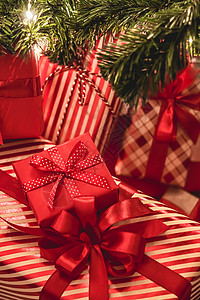 寒假英语提分班圣诞礼物和节日礼物 装饰圣诞树下的经典圣诞礼盒 节日快乐和节礼日庆祝活动风格房子英语奢华国家季节新年展示惊喜丝带背景