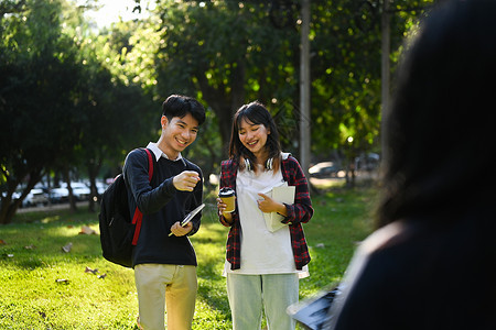 校园四有大学生在大学校园散步时畅谈课文的欢乐学生们背景