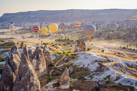 普列谢耶沃由土耳其卡帕多西亚上空飞来的多彩热气球运输岩石砂岩航班旅行天空教会场景飞机假期背景