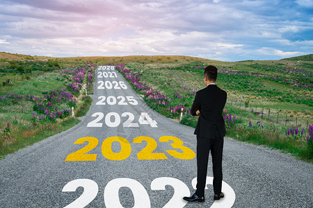 2023年新年旅程和未来远景构想挑战工作成功推销员公司旅行职业小路生活生长背景图片