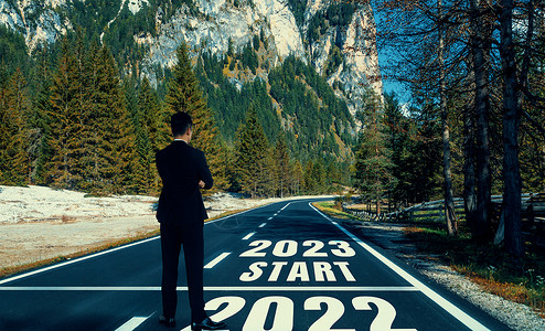 2023年新年旅程和未来远景构想公司投资游客金融男人职业领导小路生活战略背景图片