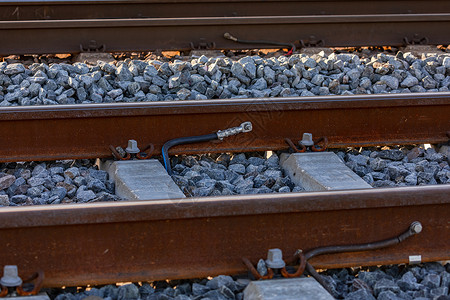 铁路网具有用于通过螺钉电连接电缆的压接电缆接线头的铁路枕木的轨道背景