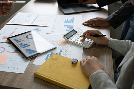 人图表业务人员小组分析业务运营费用的摘要图表报告和有关公司财务报表的工作数据背景