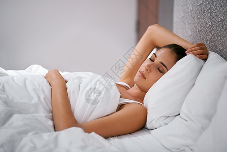 再过两分钟 我就起床了 一位睡在床上的年轻美人儿高清图片