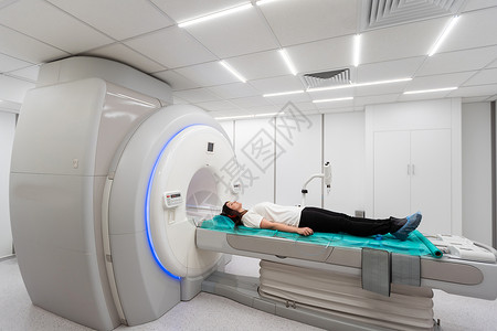 医院带字素材现代医院实验室的医学 CT 或 MRI 扫描 射线照相部门内部 白色房间内的技术先进设备 磁共振诊断机技术员诊所放射科扫描仪计算背景