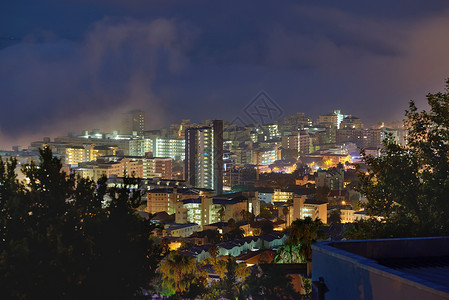 城市在夜里活过来 看一看晚上的城市风景工作动物旅行管理人员蓝色地标场地身体天线市中心背景