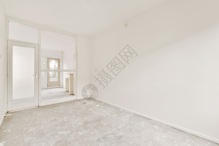 白墙和白门的空房墙壁桌子角落窗户地毯风格住宅地面木地板花瓶图片