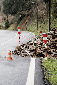 暴雨过后 岩石因滑坡而阻塞了道路警告高清图片素材