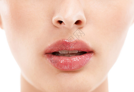 发光鼻子白色背景下带化妆品 口腔皮肤病学或保健品的女性面部 护肤品或嘴唇 用于胶原蛋白水化发光的面部唇彩产品的缩放 美容模型和宏观背景