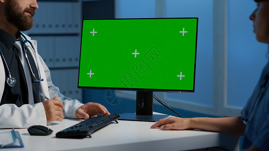 医务人员在夜间加班工作时 看电脑上绿色屏幕的暗幕剧目背景