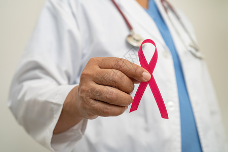 我是医生乳癌 有粉色丝带的亚洲女医生 是世界乳腺癌日的象征围巾乳房化疗药品胸部主义者女孩女权活动x线背景