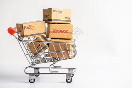 亚马逊网站泰国曼谷  2022年9月26日 带有DHL Amazon快装箱的购物车 进口在线外汇投资业务交换顾客命令营销电脑产品网站服务消背景