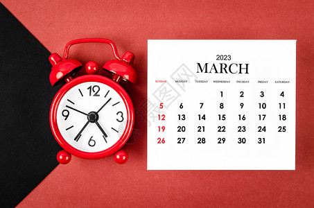 2023年3月的月历年 红色和黑色背景有闹钟背景图片