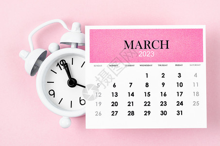 2023年3月的月历年 有粉红色彩色背景的闹钟背景图片