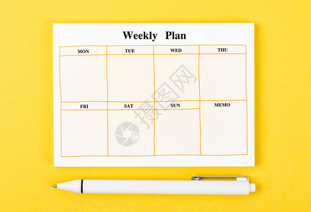 预约通知黄色背景上的空白每周计划通知块 空的时间表和一支笔背景