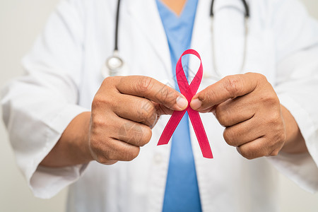 癌症医生乳癌 有粉色丝带的亚洲女医生 是世界乳腺癌日的象征女孩斗争活动幸存者围巾医院诊所照片主义者胸部背景