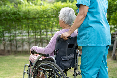 失能护理医院公园轮椅上的医生护理人员帮助和护理亚洲老年或老年老妇人患者 健康强健的医疗理念女性椅子医院挑战机动性照顾者疾病病人发动机背景