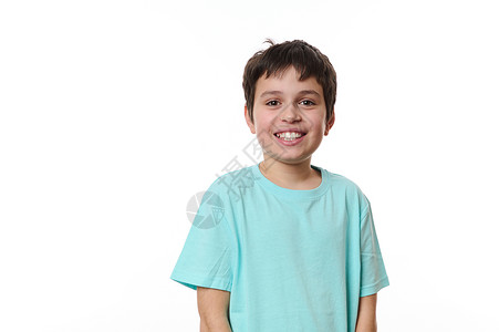 梦回少年文字可爱的高加索少年男孩的情感肖像 微笑地看着相机 在白色背景和复制空间上被孤立背景
