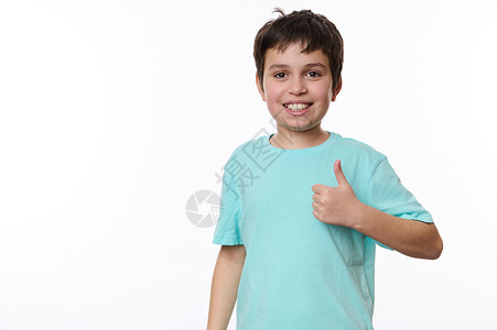 高加索快乐的男孩子在看镜头时举起大拇指 被白背景隔开 自由广告空间背景图片