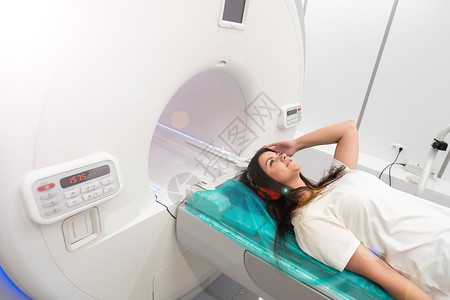 医院带字素材在现代医院实验室对病人进行医学 CT 或 MRI 扫描 射线照相部门内部 白色房间内的技术先进设备 磁共振诊断机程序技术员放射科背景