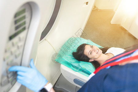 核磁共振成像计算了妇女骨盆和硬组织切片的造影为治疗组织疾病进行CT扫描对年轻女孩的器官进行专业诊断x射线胸椎考试扫描机妇科x光核磁共振谐振病背景