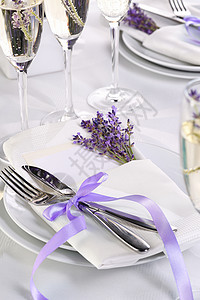 普罗旺斯样式中的表格设置花束造型师宴会自助餐餐巾桌子人员餐厅午餐薰衣草背景图片