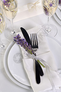 普罗旺斯样式中的表格设置自助餐用餐餐具餐厅礼仪乡村花束餐巾婚礼人员背景图片