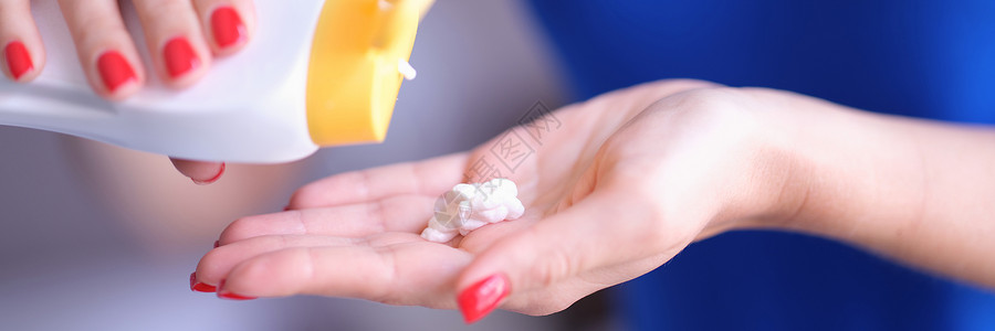 湍口温泉女性手握露口奶油管 对健康皮肤施用白化妆膏背景