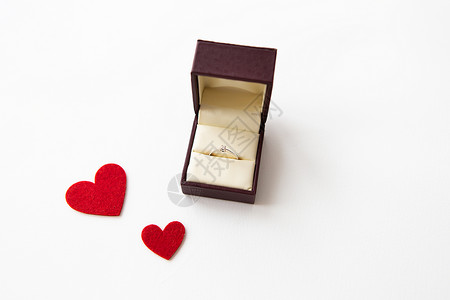 白色背景的美丽的红心和盒子里的戒指在一起 婚姻求婚 你喜欢吗皮革浪漫木头字母幸福栅栏海报绘画手指订婚背景图片