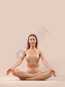 瑜伽馆传单瑜伽班社交媒体出版物的下载图片 瑜伽界的妇女姿势 个人体育背景
