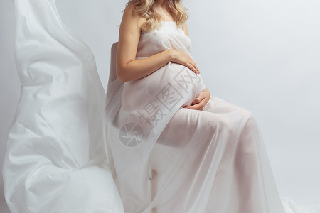 身穿飞白色织物的年轻孕妇格外优雅 怀孕 生育和母亲概念 (第4条)背景图片