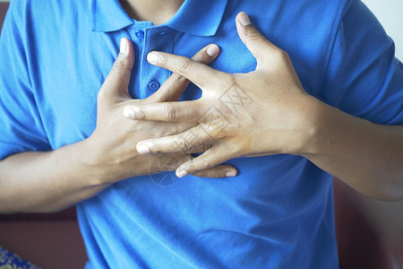 青年男子在心灵中受苦 手握胸怀心绞痛胸痛心脏疾病成人压力护理封锁身体男人背景图片