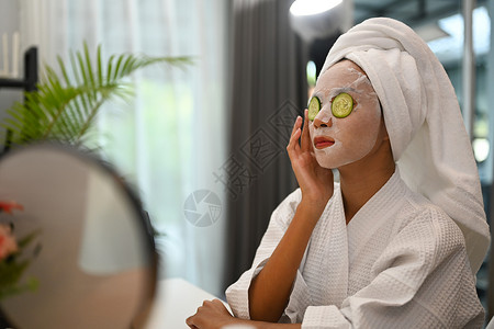 生活不能自理浴袍中的有吸引力的妇女将日常美貌作为家庭日常的例行工作 美容治疗和自我护理概念福利阳光卫生奶油润肤面具肤色幸福皮肤粉刺背景