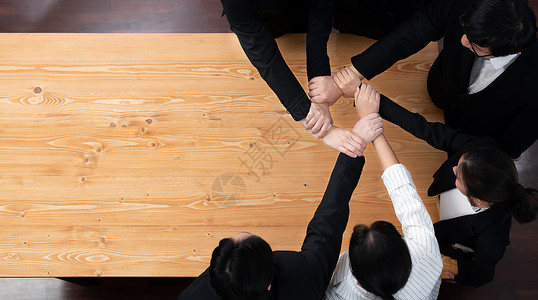 商业界人士携手合作 从最顶尖的观点看  协调办公  的概念工作男人合伙同事职场桌子力量团结圆圈伙伴背景图片