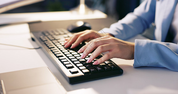 Ui键盘为程序员代码编码的女商务人士的计算机 手和键盘打字 致力于 ui 数字搜索体验的 seo 网页设计开发人员的软件 分析和数据库研背景