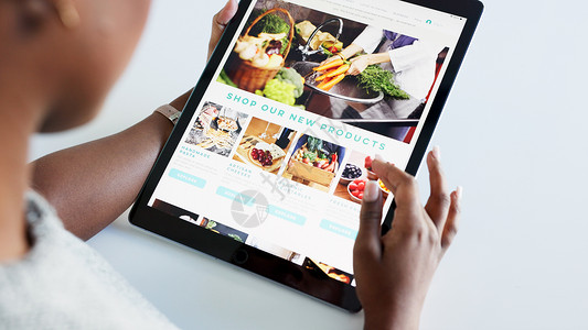美食网站背景女性影响者在数字平板电脑上的社交媒体 美食和博客 检查主页设计和布局 健康 饮食和女性营养师发布健康提示素食趋势 搜索在线内容背景