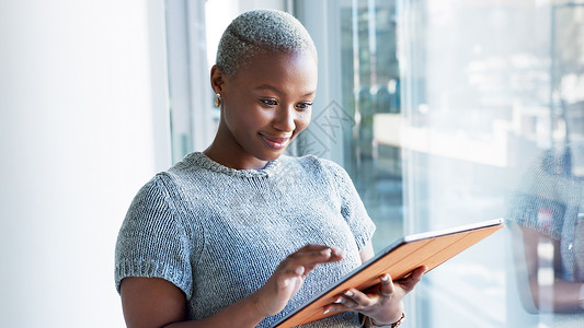 广泛职业生涯商业女性和办公室对平板电脑进行研究 以便通过无线wifi小工具获得正面的洞察力 在公司职业生涯中满意的黑人在互联网上输入数码设备背景