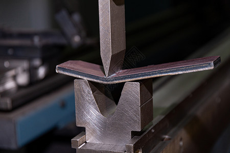 金属弯曲在CNC弯曲机上的过程 用V形矩阵和拳头制造金属机械机器油压机钣金床单数控汽车工程金工工具液压的高清图片素材