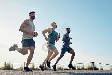 3个运动的年轻人一起跑步 你的身体才会动起来 - 是的 长官背景图片