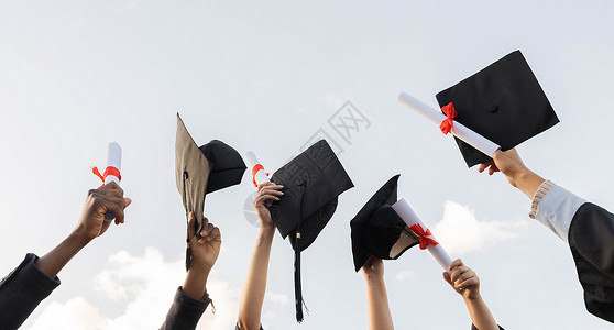 毕业证书和一群在天空中的手 在大学教育中取得成功 学习 知识和赢家的未来 学习成就的庆祝和毕业论文在空中背景图片
