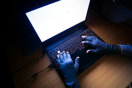 机密号码类型黑客手从上到下从笔记本电脑上窃取数据技术安全间谍骇客屏幕程序男人刑事桌子电子背景