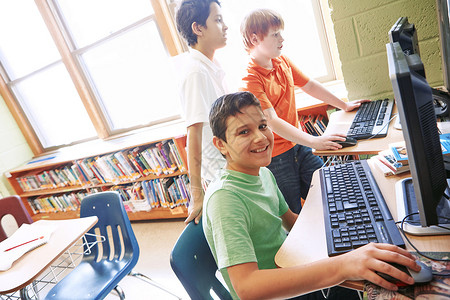 肖像 计算机和课堂上的朋友与一个男孩在网上从事学校教育项目 孩子 教室和互联网与男孩一起为学习 成长或发展做研究背景图片