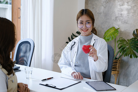 心脏科医生在私人诊所内持有红心病 对心脏概念进行医学技术诊断保健专家医师护士职业检查脉冲情况从业者攻击背景图片