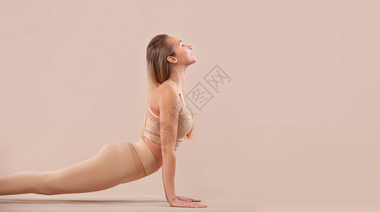 瑜伽课广告素材瑜伽课广告的下载标语模拟 瑜伽室内观光 体育娱乐 瑜伽中的年轻美女摆姿 个人运动背景