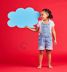 程序框孩子 谈话或演讲泡沫和想法 意见或对社交媒体 儿童视觉或新闻中孤立的红色背景的投票 扬声器模型中的微笑 快乐或女孩和横幅 纸或纸背景