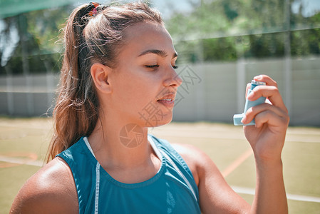 比赛计分器在锻炼游戏 训练或运动比赛挑战中 网球场上的女性 健身或医疗哮喘泵 体育运动员 哮喘患者或网球运动员的保健药物吸入器背景