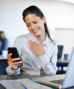 真贴心 一位美丽的年轻女商务人士在上班时 在她的手机上读了一条短信背景图片