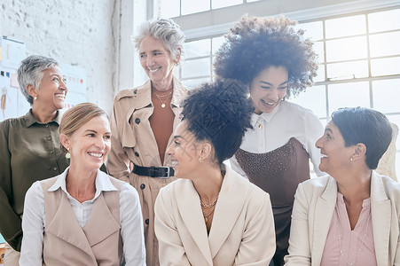 协作 赋权和商业女性领导团队一起坐在办公室工作 团队合作 管理和多样性与女性领导小组在企业中作为朋友工作背景图片